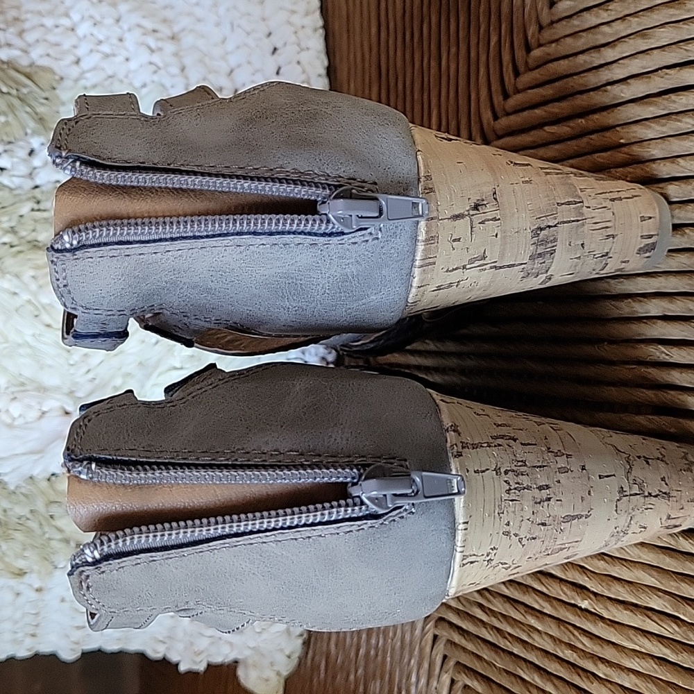 NWOT, Maurices Janae, platform wedge strappy sandals, taupe size 8M - Picture 11 of 13